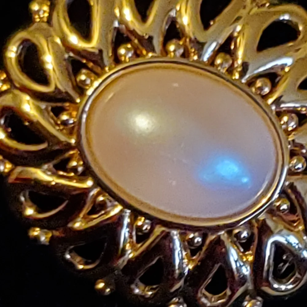 Goldtone filigree oval brooch with faux pearl
